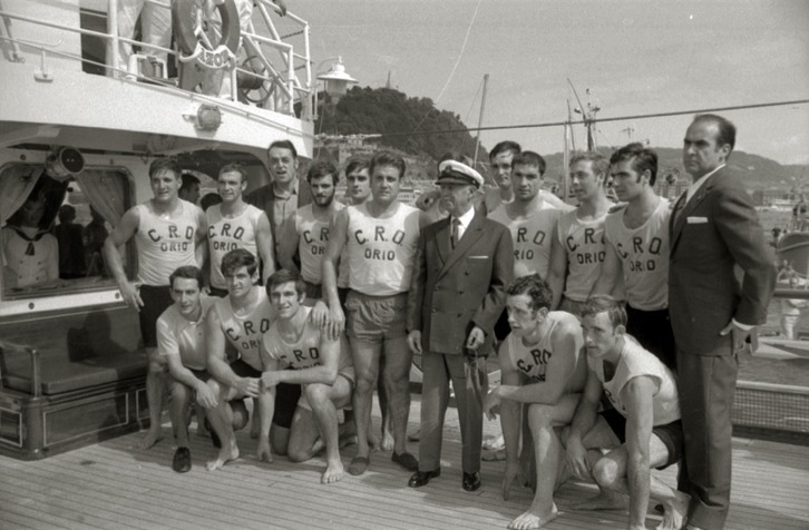 Franco entrega la bandera de Donostia a Orio en las regatas de 1970.