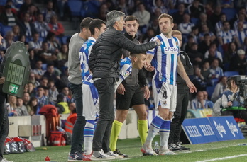 Imanol da instrucciones a Gorosabel. Ander Martín e Illarra antes de salir al césped ante Osasuna.