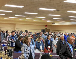 Jendea zutik Lakota Language Summit ekitaldia jarraitzen.
