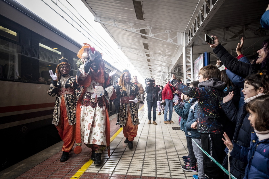 A Gasteiz han llegado en tren a las 11.00 y han sido recibidos en la estación.