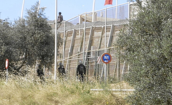 Migrantes en la valla de Melilla el pasado 3 de diciembre.