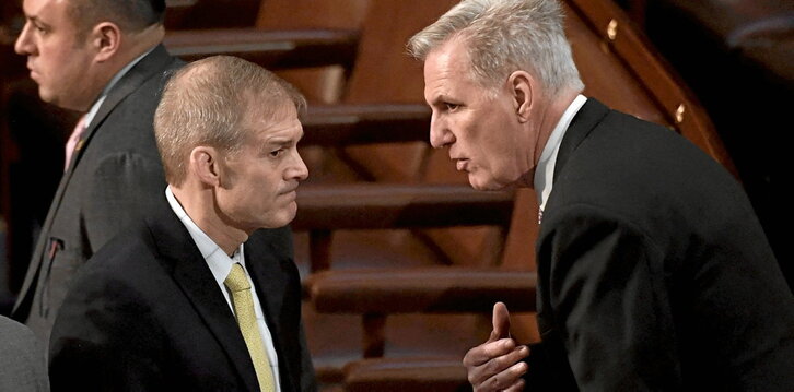 Kevin McCarthy (d) habla con uno de los candidatos del caucus ultra, Jim Jordan.