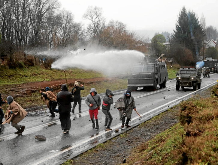 La Policía utiliza cañones de agua contra una protesta mapuche en Caracaultín.