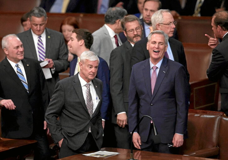 McCarthy se ríe tras sumar apoyos en la duodécima votación.