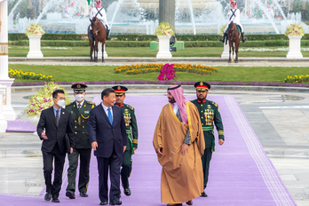 El príncipe heredero y primer ministro de Arabia Saudí, Mohammed bin Salman, recibe al presidente chino, Xi Jinping, en Riad.