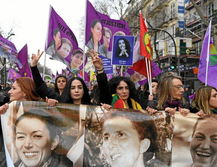 Kurduek haserrea eta samina adierazteko mobilizazioa egin zuten Parisen.