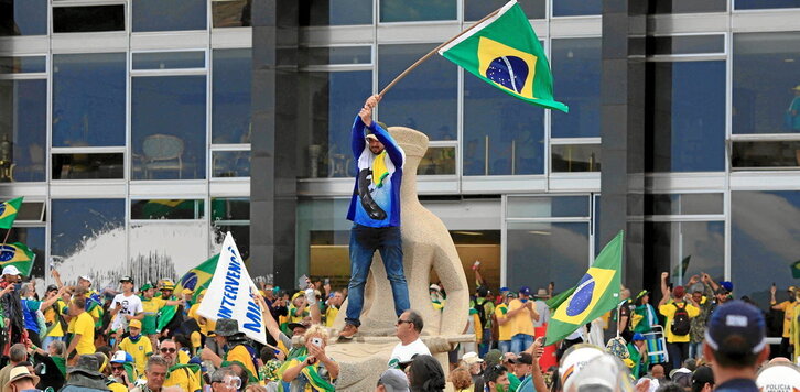 Bolsonaristas invaden la explanada y ocupan las sedes de las principales instituciones del país.