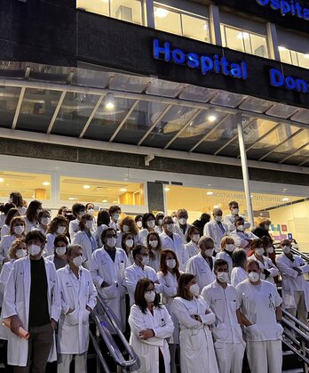 Los jefes de servicio de la OSI Donostialdea se han vuelto a concentrar ante el Hospital Donostia.