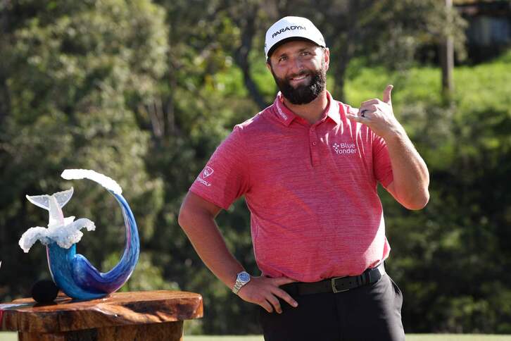 Jon Rahm posa junto al trofeo del Sentry Tournament of Champions.