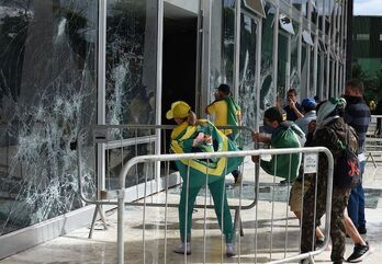 Asaltantes destrozan los accesos a la Corte Suprema de Brasil.