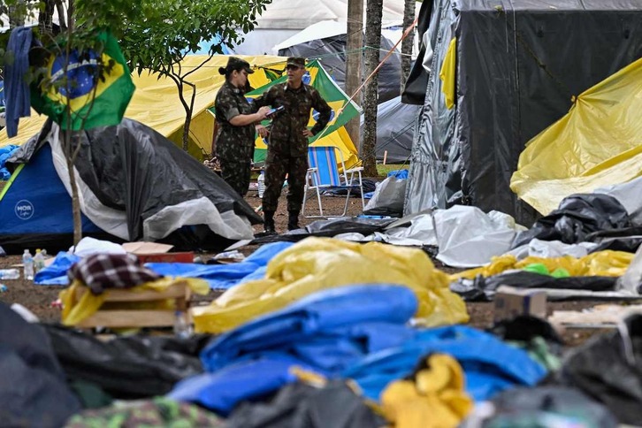 Soldados desmantelan el campamento levantado por seguidores bolsonaristas en Brasilia.