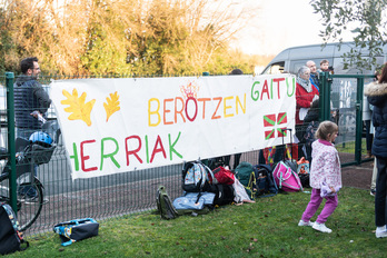 Ametza ikastolako sarreran ezarritako banderoka ikastetxea berotzeko jaso duten laguntza eskertuz.