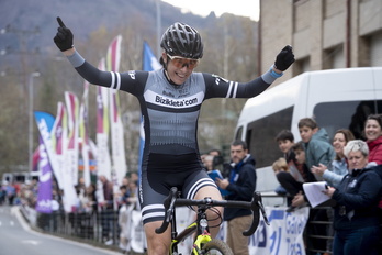 Olatz Odriozola cruza la meta en el campeonato de Euskadi de ciclocross en Tolosa. 