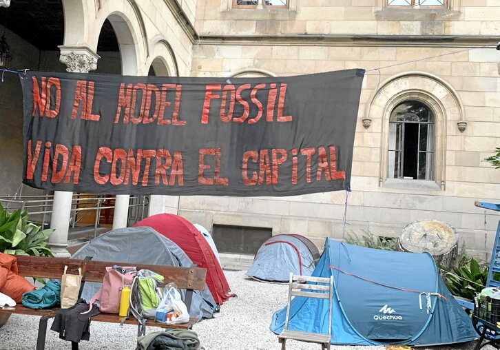 Imagen de la entrada de la Universitat de Barcelona ocupada por los activistas climáticos.