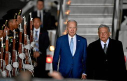 El presidente mexicano recibió a su homólogo estadounidense tras su aterrizaje en el aeropuerto Zumpango de Ocampo.
