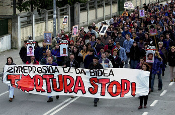 Manifestación en Iruñea contra la tortura en 2003, hace ahora dos décadas. 