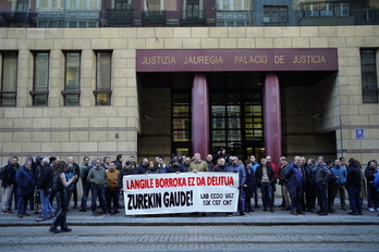 Concentración ante el Palacio de Justicia de Bilbo.