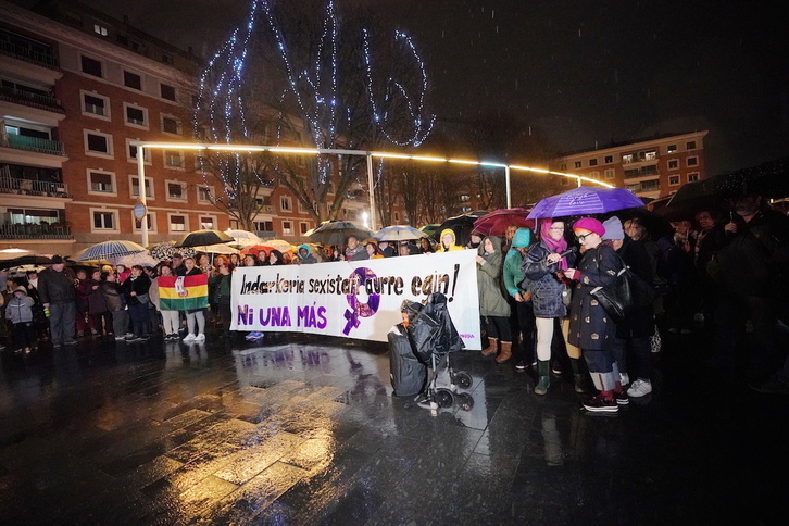 Movilización en el barrio bilbaino de San Francisco para denunciar la muerte de una mujer a manos de su marido a finales de 2022.