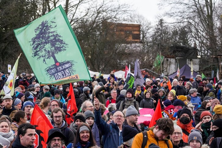 Centenares de activistas climáticos están haciendo frente al desalojo del pueblo alemán donde se quiere ampliar una mina de carbón.