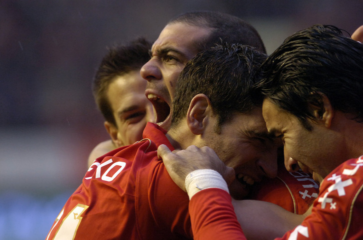 Un eufórico Walter Pandiani celebra, junto a Azpilicueta, Josetxo y Nekounam, el gol que le dio el último triunfo casero en Primera a Osasuna frente al Mallorca