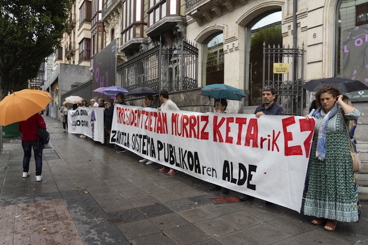 ELA protestó frente a la Diputación de Bizkaia en verano, en favor de un sistema público de cuidados.