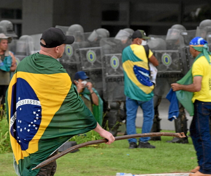 Bolsonaristas frente a soldados el día del asalto.