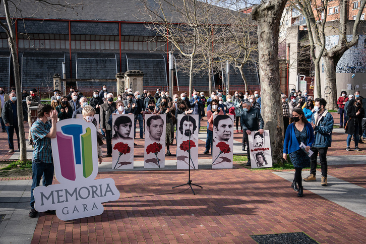 Acto de Memoria Gara ante la iglesia de San Francisco de Asís de Zaramaga en Gasteiz.