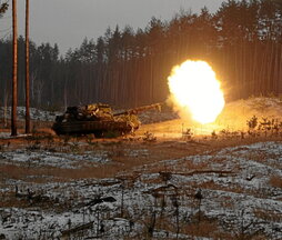 Un tanque ucraniano dispara sobre posiciones rusas en Kremina, en Lugansk.