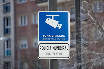 Cartel que avisa de la presencia de cámaras en el centro de Iruñea.