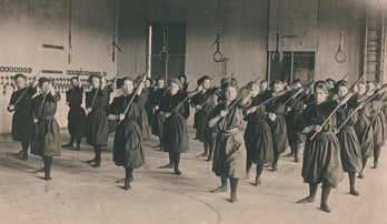 Sufragistas entrenando jiu-jitsu en 1910.