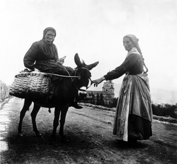 Mujeres del XIX en una fotografía de Eulalia de Abaitua. 