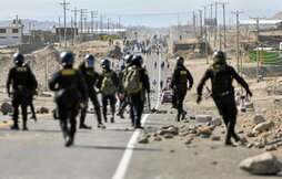 La Policía interviene en el bloqueo de la carretera Panamericana en Arequipa.