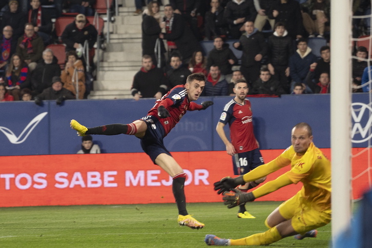 Con un zurdazo, Aimar Oroz ha superado a Rajkovic en el gol que ha permitido el triunfo rojillo.