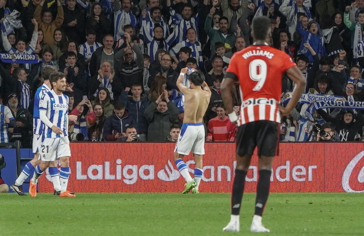 Kubo celebra sin camiseta el gol marcado.