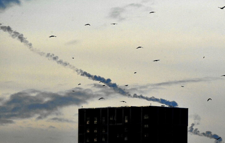 Estelas de misiles rusos sobre el cielo de Kiev.