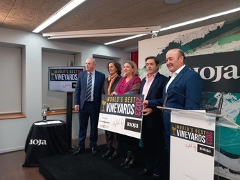 Bittor Oroz, el a la izquierda, en la presentación de ‘World's Best Vineyards 2023’.