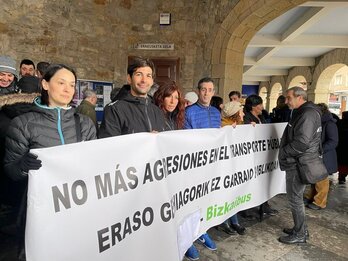 Trabajadores y trabajadoras se han concentrado este lunes ante el Ayuntamiento de Mungia.