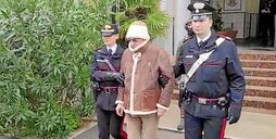 Fotograma de un vídeo de los Carabineri del momento de la detención de Matteo Messina Denaro.
