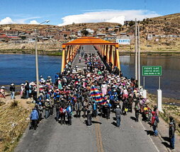 Bloqueo en un puente de Puno.