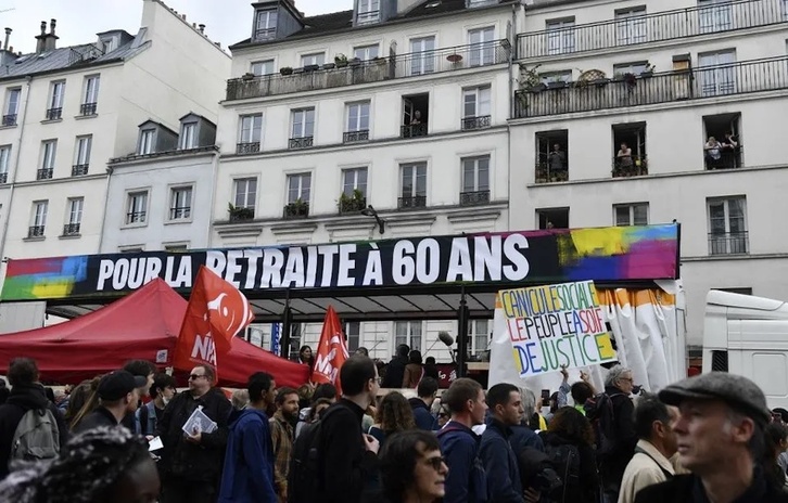 Banderola en favor de la jubilación a los 60 años, en una manifestación en 2022 en París.