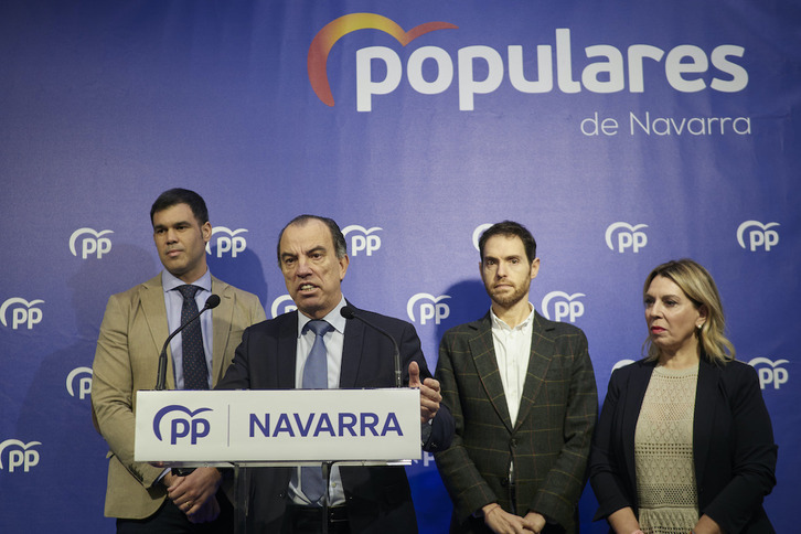 Los dirigentes del PP Javier García y Amelia Salanueva flanquean a Carlos García Adanero y Sergio Sayas en la sede del PP. 