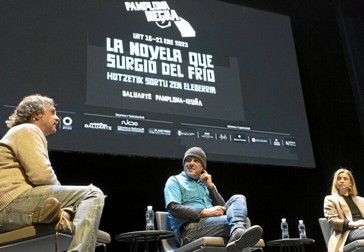 El vigués Pedro Feijoo, el arrasatearra John Andueza y la catalana Laia Vilaseca, en la conferencia inaugural de Pamplona Negra.