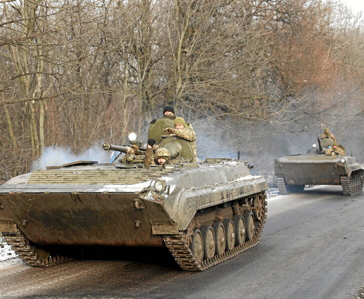 Carros blindados ucranianos se dirigen a intentar defender Bajmut.