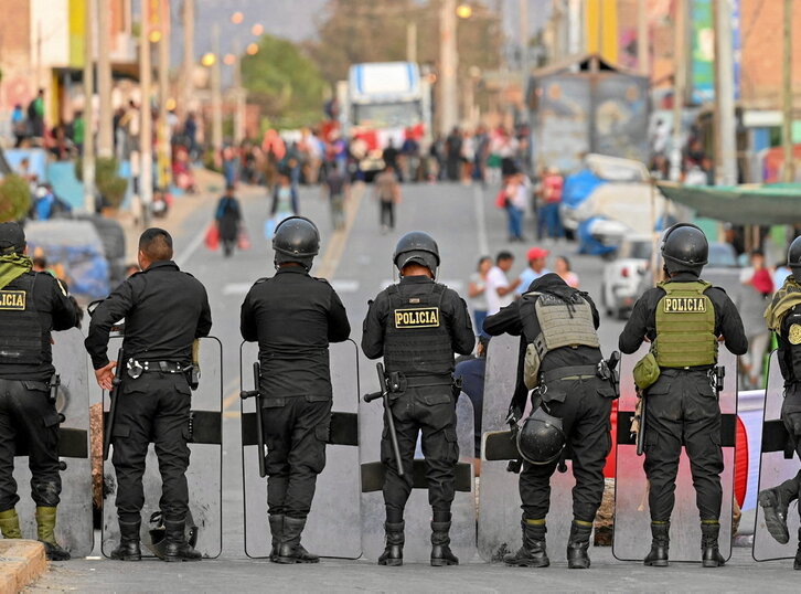 La Policía trata de impedir en Humay el avance de los manifestantes hacia Lima.