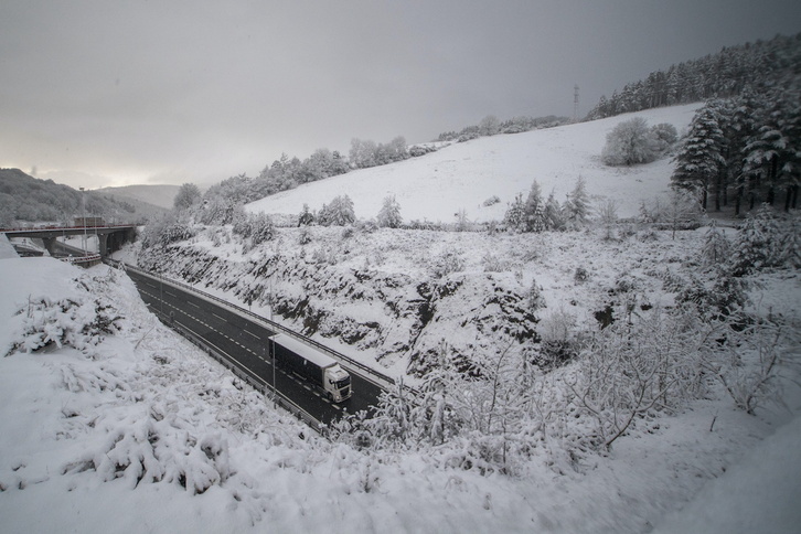 Camiones entre la nieve en Etzegarate a primera hora de este miércoles.
