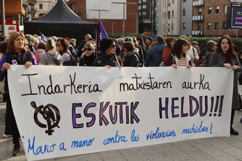 Marcha contra la Violencia Machista organizada en Santurtzi por feministas de Ezkerraldea y Meatzaldea.