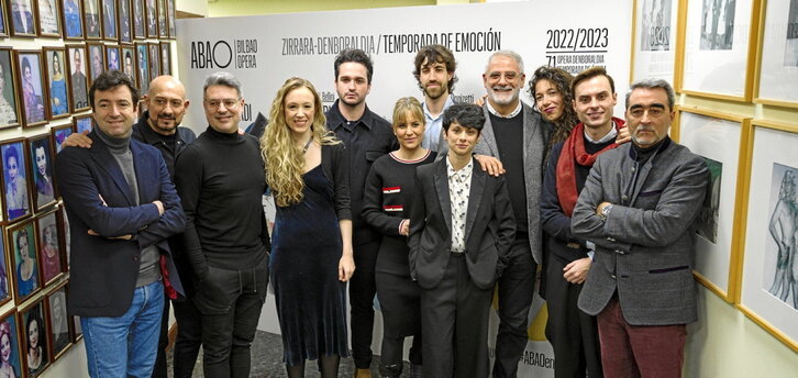 Foto de familia de los miembros de la producción «Cosi fan tutti».