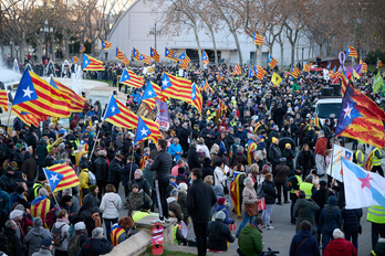 Miles de personas protestan en Barcelona contra la cumbre de Sánchez y Macron.