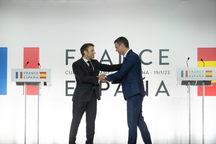 Macron y Sánchez se saludan al término de la cumbre hispano-francesa de Barcelona.