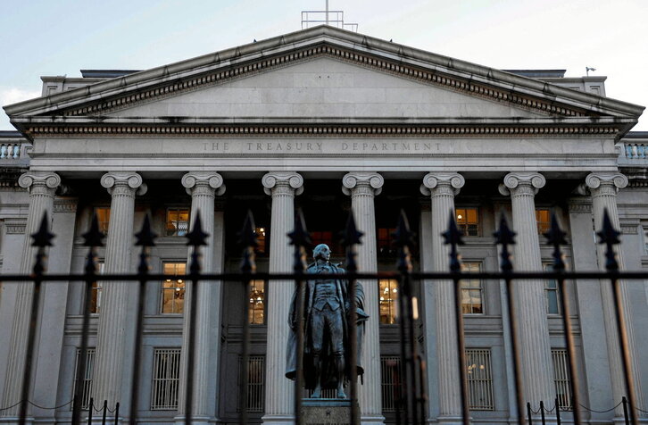 Una estatua de Alexander Hamilton, uno de los fundadores de EEUU, custodia la sede del Departamento del Tesoro.